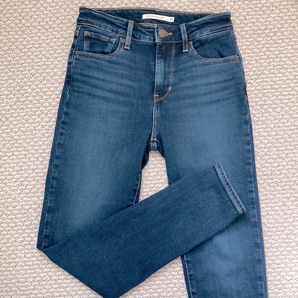 Levi’s 721 High Rise Skinny Dark Jeans (Sz. 25) EUC